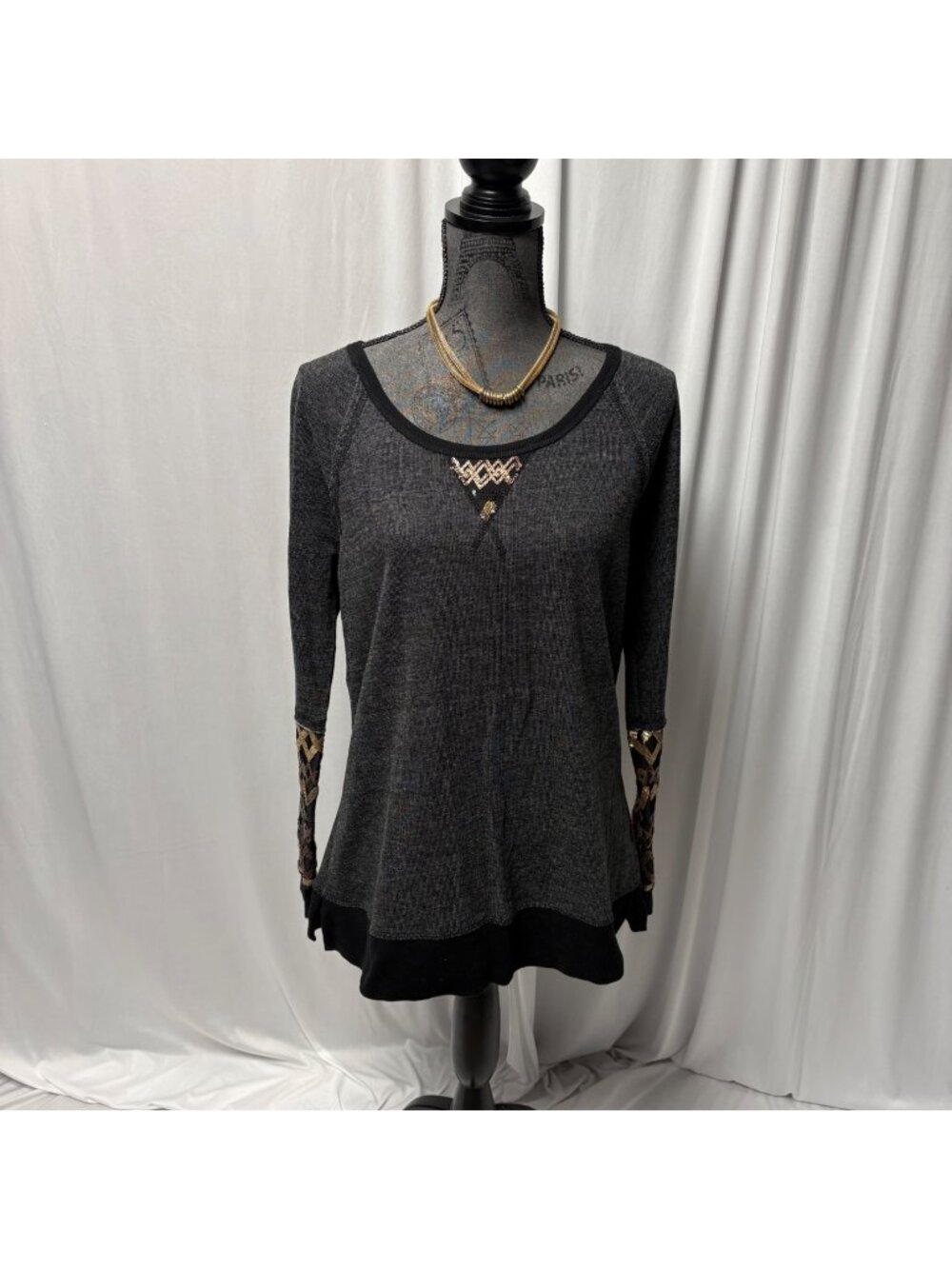 Maurices Sweatshirt Womens Size 0 Black Metallic Sequins Long Sleeve Top